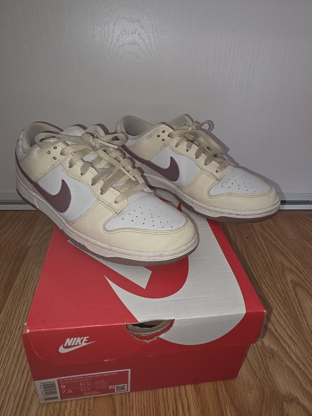 Nike Womens Low-Top Sneakers in White and Maroon